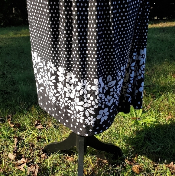 Black sleeveless dress with white polka dots and flower design Size 12 - Picture 3 of 7